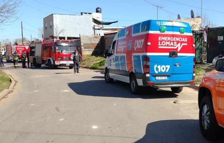 Bomberos, una ambulancia de Emergencias Lomas y Defensa Civil trabajaron en el lugar.