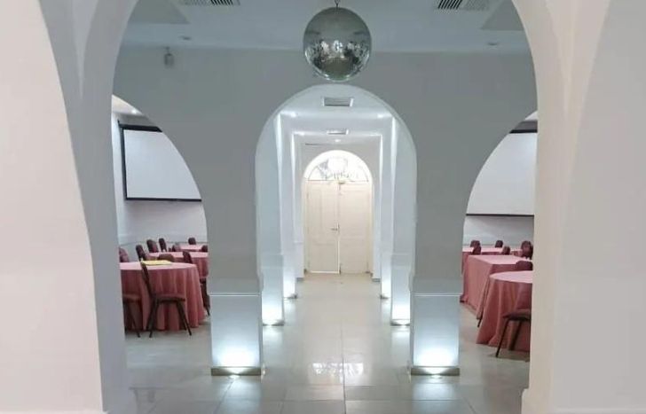 El evento será un salón con todas las comodidades.