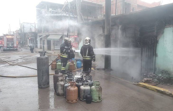 Los Bomberos de Lomas combatiendo el incendio.