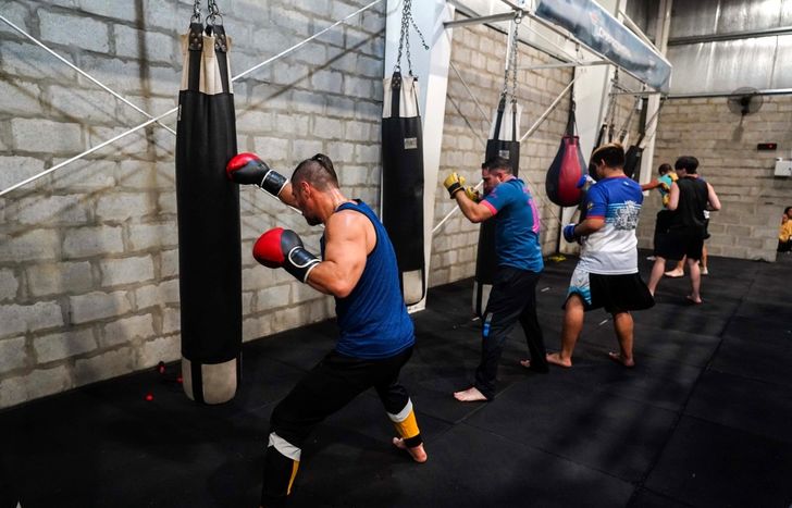 El Gimnasio de Deportes de Combate está dentro del Parque de Lomas.