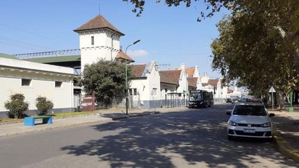 Del lado Oeste de la estación de trenes.