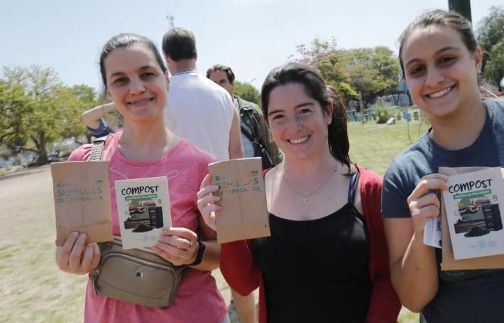 Vecinas y vecinos recibieron los kits en el Parque Finky.