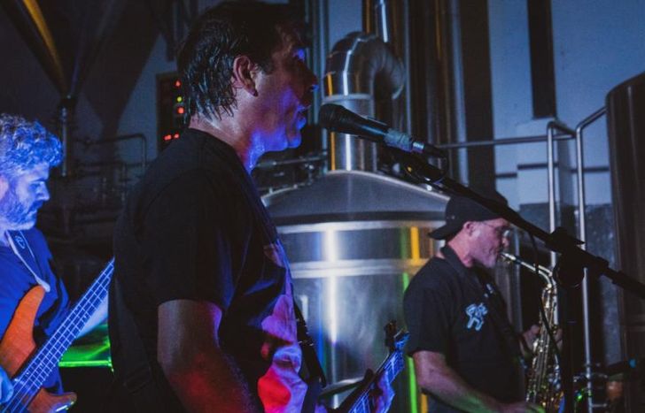 El show será a la gorra.