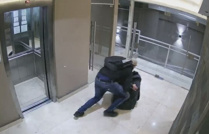 El momento en el que uno de los miembros de la banda delictiva arrastra la caja fuerte.