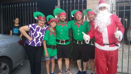 Recorrieron todo el barrio para entregar bolsas con golosinas.