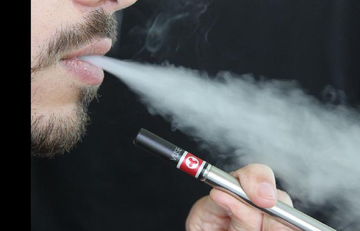 Los vaporizadores se venden sin restricciones de edad y se ofrecen con sabores como jugos de frutas, caramelos y gomas de mascar.