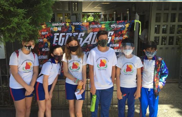El primer grupo que volvió a la escuela hizo ejercicio físico.