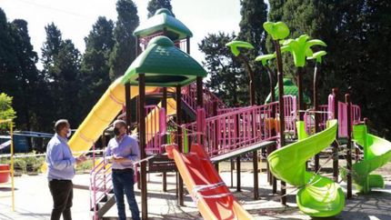 La Plaza está dentro del Parque Municipal Eva Perón.