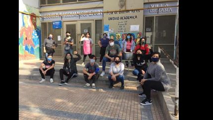 el grupo se junta en la puerta del instituto todos los martes y viernes para ayudar.