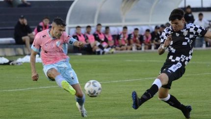Lucas Baldunciel lanza el centro. Lucas Baldunciel lanza el centro.