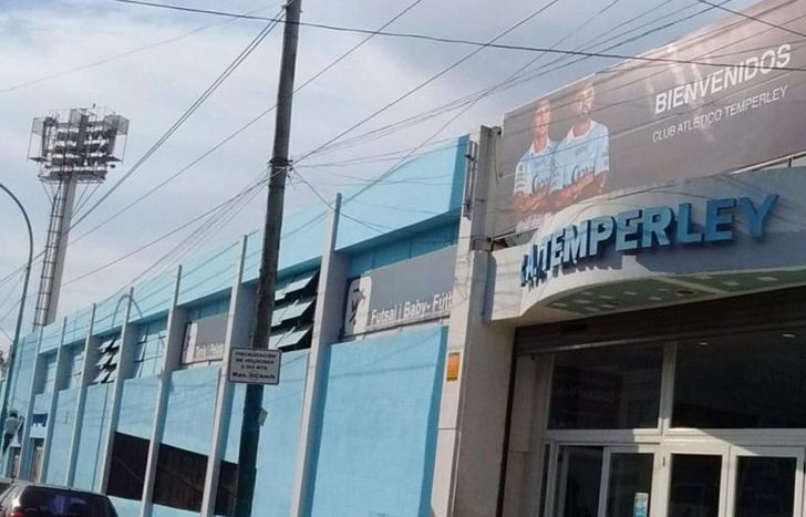 Con las puertas cerradas.