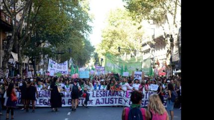 Una multitud de mujeres se movilizó y reclamó por el aborto legal