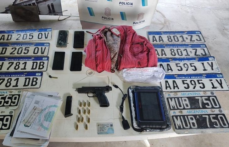 Les incautaron varias patentes y un arma de fuego.