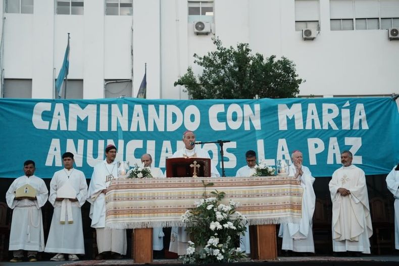 Federico Otermín participó de la fiesta en honor a la Virgen de la Paz en la plaza Grigera, Lomas de Zamora. 