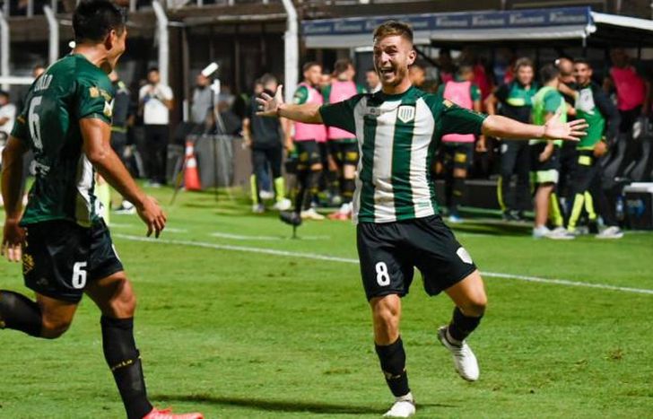 Galoppo celebra su golazo de tiro libre.