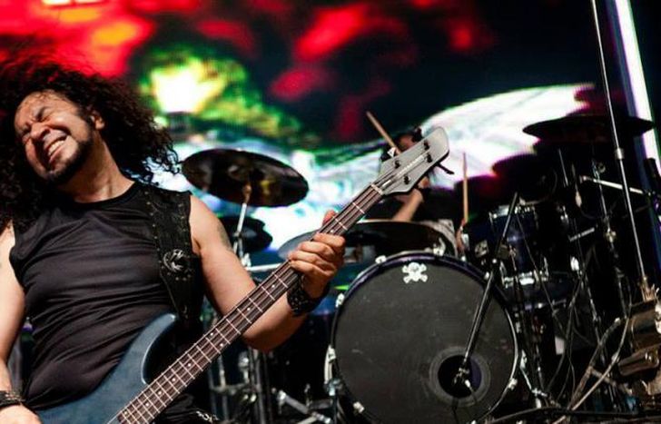 Un metalero, de anfitrión.