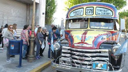 a BORDO DE UN COLECTIVO CON 52 AÑOS DE SERVICIO EN LOMAS.