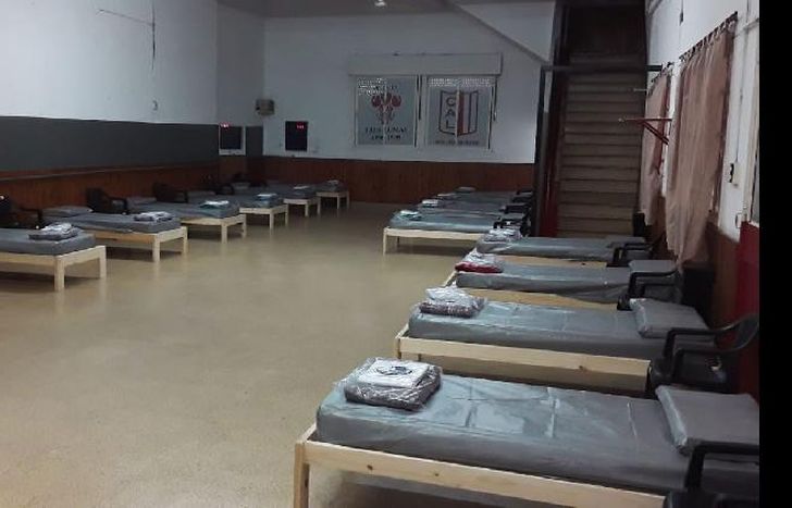 Se desinfectó el lugar y ubicaron 20 camas.