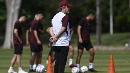 Zielinski ya hizo su pedido en cuanto a los refuerzos para Lanús. Zielinski ya hizo su pedido en cuanto a los refuerzos para Lanús.