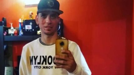 La víctima murió por una herida de bala en el abdomen.