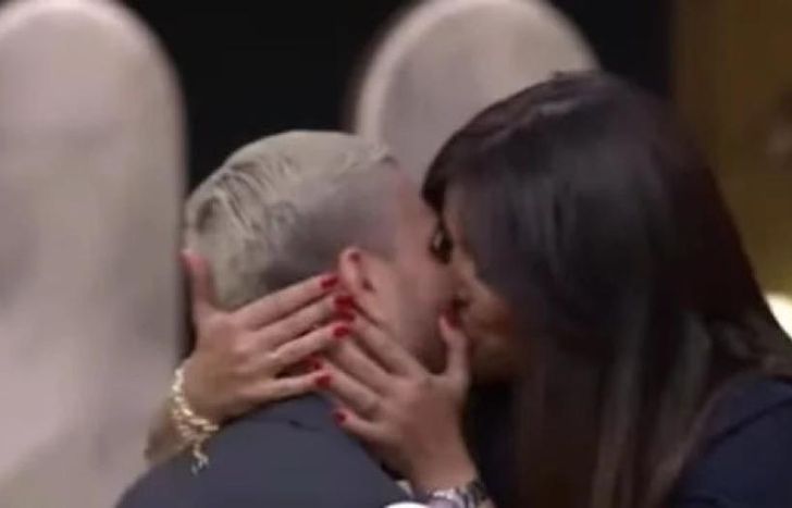 Despedida a los besos.