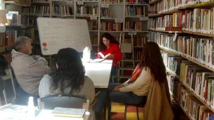 La docente Josefina Cabrera hace seis años que dicta distinto talleres en la biblioteca.