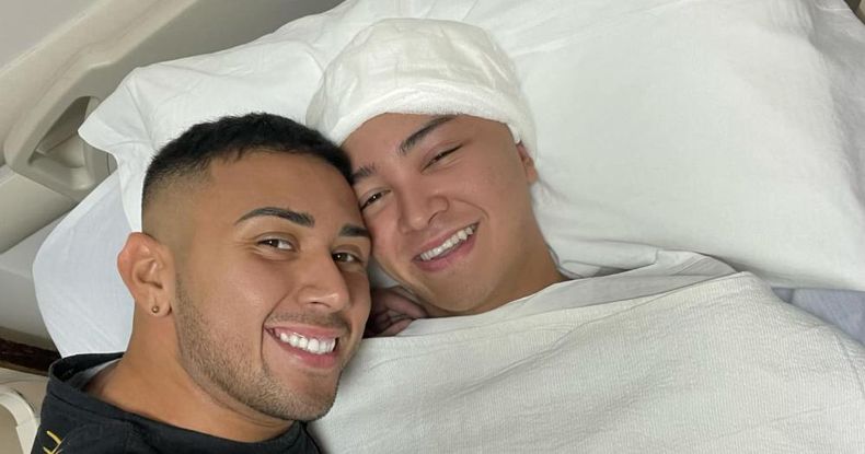 Lautaro, sonriente, junto a su hermano Alan.
