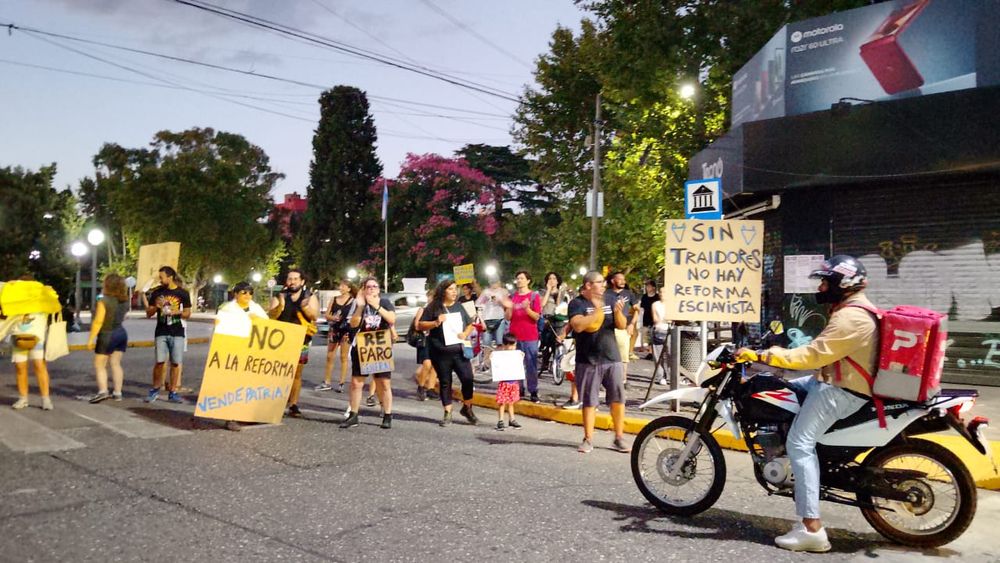 Organizan un ruidazo en el conurbano contra la reforma laboral de Javier Milei.