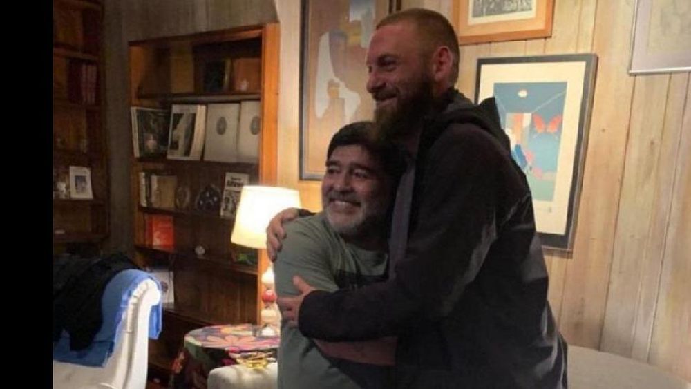 Diego Maradona recibió en su casa al italiano De Rossi