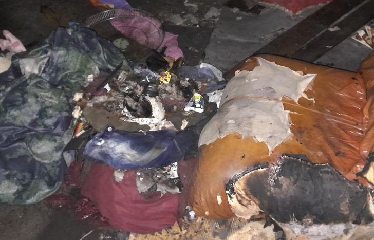 El fuego arrasó con muebles, ropa, paredes y techos.