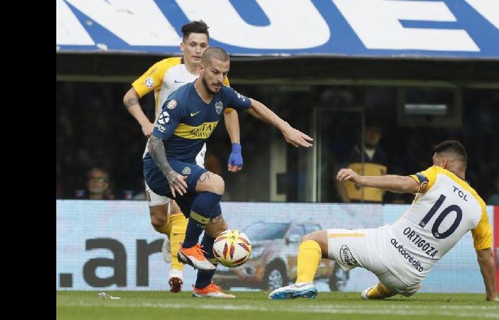 Benedetto estuvo lejos de gol y fue superado por los defensores del rival.