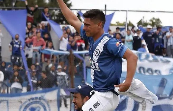 El Chiqui Ledesma llevado en andas por el Ruso Scurnik.