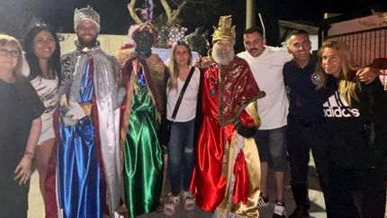 La familia Únales junto a los Reyes Magos, luego de una mágica jornada: misión cumplida. La familia Únales junto a los Reyes Magos, luego de una mágica jornada: misión cumplida.