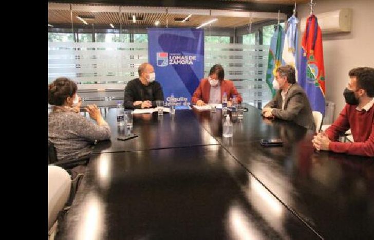 establece un trabajo conjunto y de cooperación.