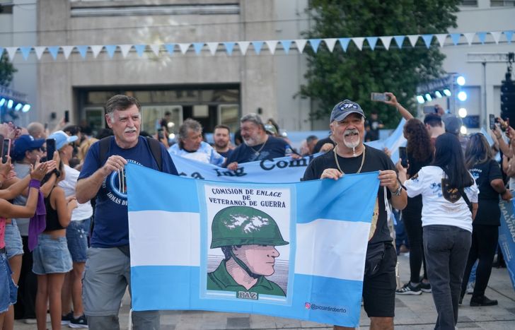 Los Veteranos de Lomas recibieron el cariño de la gente.