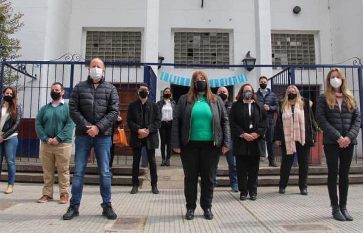 Los funcionarios en la puerta del ENAM.