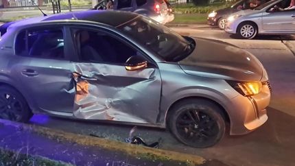 Así quedó el auto en el que iba la mujer.