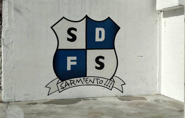 El escudo presente, en las paredes y el nuevo playón deportivo.