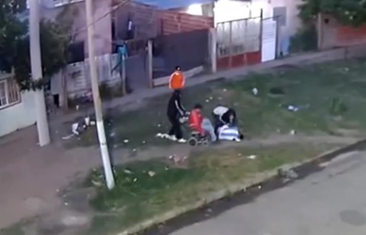 El crimen ocurrió en Moreno y quedó filmado.
