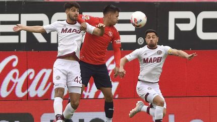 López y Barreto luchan en las alturas por la pelota. López y Barreto luchan en las alturas por la pelota.