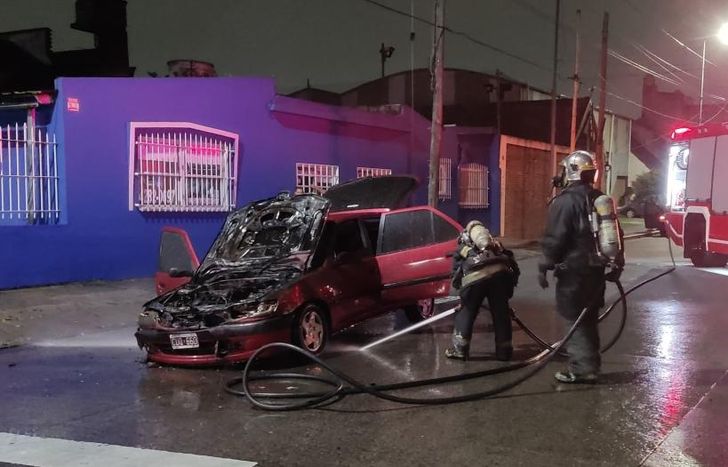 Una dotación de los Bomberos de Lomas trabajó en el lugar.