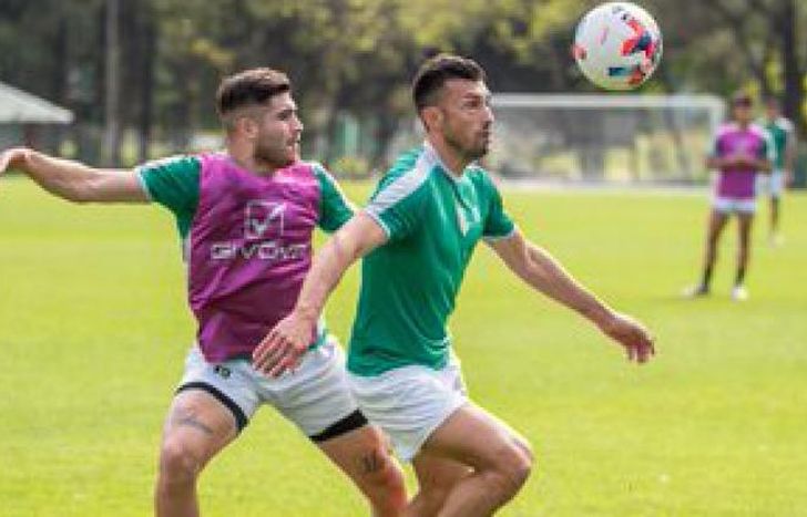 Dátolo con la mirada fija en la pelota.