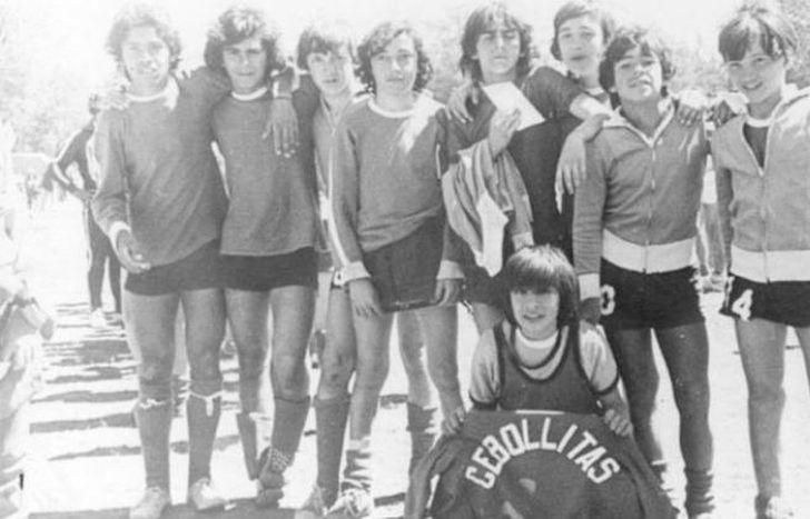 con su equipo, Cebollitas.