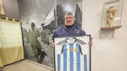 Los Veteranos de Lomas tienen una camiseta firmada por Rodrigo De Paul.