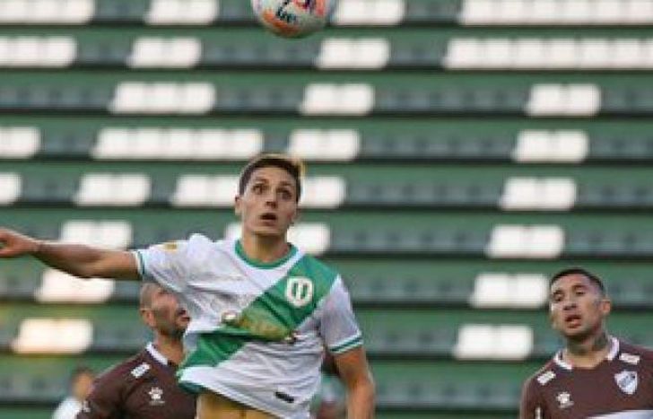 Cruz a punto de conectar el balón.