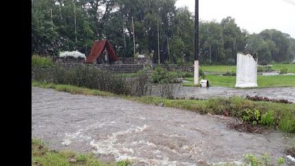 lluvias en tucuman: un joven cayo en un canal de desagüe y esta desaparecido