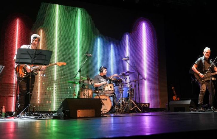 La sala tiene capacidad para 450 personas.