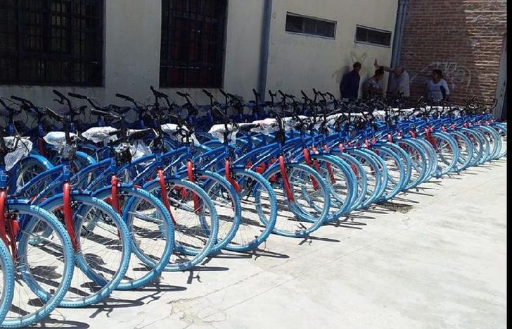 niños y niñas de primero a cuarto año recibieron los vehículos.