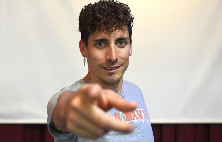 Con la mejor energía para aprender a bailar.