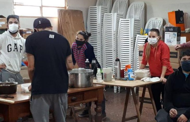 Todos los sábados un grupo cocina hasta 130 porciones.